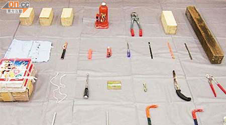日本警方在爆竊案現場檢獲大批鑿牆工具。