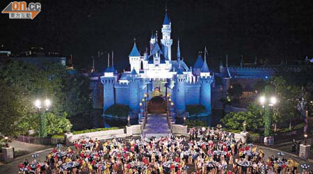 香港迪士尼樂園早前招待一批海外包銷商到樂園城堡前晚膳。