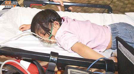 女童送院時需戴上氧氣罩協助呼吸。	（湯志源攝）