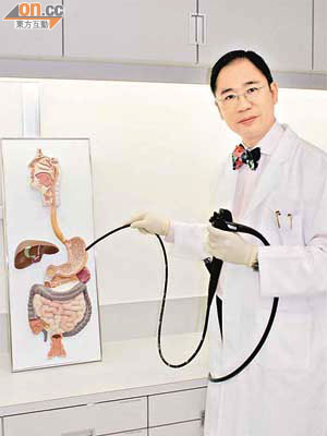 胡興正稱胃酸過多與膽汁倒流病徵相似，用胃內視鏡檢查才找出病因。