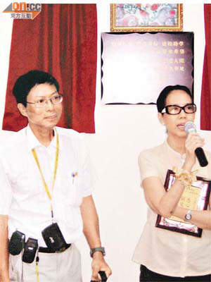 揭發本案的女義工岑丹鳳（右）三年前與被告李國華（左）曾出席內地孤兒院活動。	（岑丹鳳提供圖片）