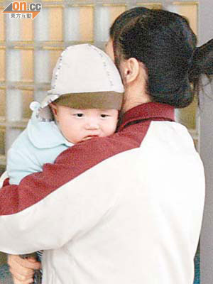 懷疑食物敏感的男嬰由母親抱着送院。	（譚威權攝）