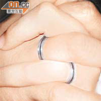 男生和女友手上均戴上情侶戒指。