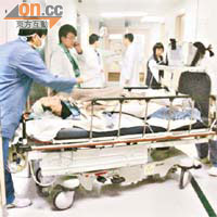 被小巴撞傷的女收銀員被送上手術室急救。