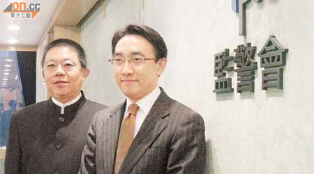 翟紹唐（右）指明年一月上任的秘書長朱敏健（左），有助找出監警會調查投訴過程的不足。	（陳兆豪攝）