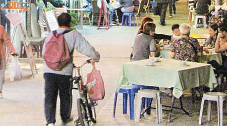 大埔食肆阻街嚴重，有食肆更於行人路上設枱椅供客人食火鍋。