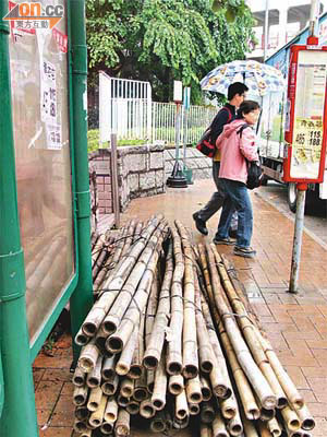 青衣邨一帶有一批竹枝被遺棄在行人路上逾兩星期仍未清理。