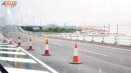 記者在深圳灣大橋往香港方向路面，發現部分路段被擺設雪糕筒，車輛不准進出。	（張琦攝）