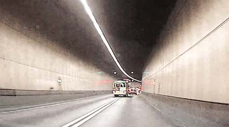 專線小巴公然在香港仔隧道內違規切雙白線。	（互聯網）