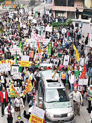 澳門昨有市民發起「反貪腐、爭民主、保民生」的遊行，有千三人參加。	（本報澳門傳真）
