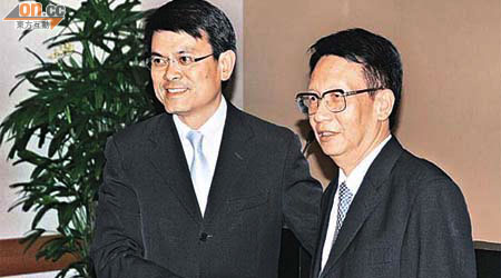 邱騰華（左）昨與廣東省環保廳廳長李清（右）討論來年在環保項目方面的合作。	（唐宇軒攝）
