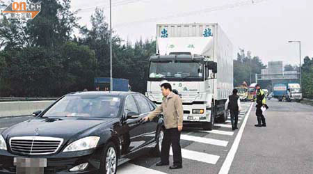 疑引發四車相撞的房車停在路中，後為涉及意外的貨車。	（林明強攝）