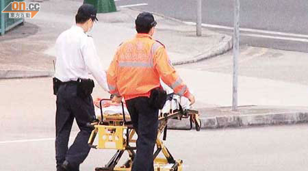 救護員推着擔架床狂奔百米送老翁入院。	（吳建明攝）