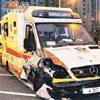 肇事救護車的車頭損毀嚴重。