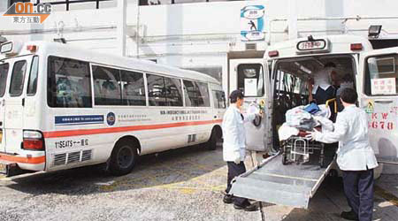 申訴專員批評非緊急救護車載送服務經常遲到，令病人需轉用商營車輛，甚至延遲出院。	（伍鎮業攝）