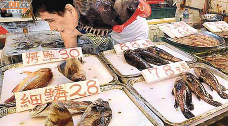 鹹水魚價格在十一月也出現大升幅，推高通脹。	（袁志豪攝）