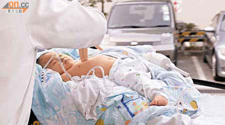 送院時救護員不停為男嬰急救，惜最終仍返魂乏術。	（高偉明攝）
