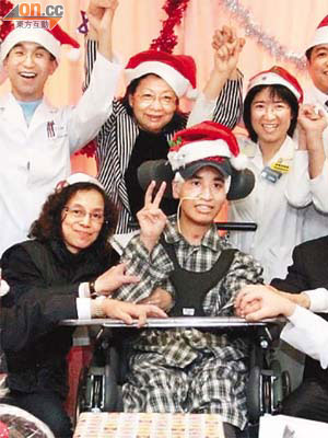 梁頌學（Jason）昨在梁太及醫護人員陪同下首度露面，並首次親身向港人說多謝及聖誕快樂。