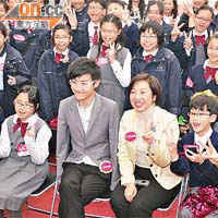 劉偉昨與本港小學生分享成功心得。