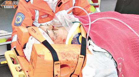 傷者戴上氧氣罩送院救治。	（郭垂垂攝）