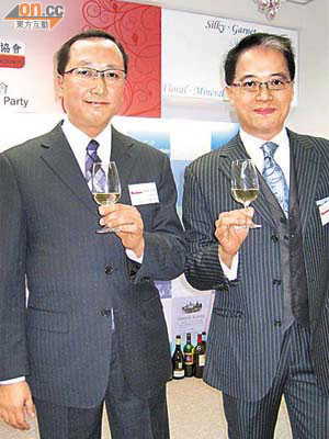鄺英志（右）同梁衞民（左）十六年前於法國葡萄酒品酒師比賽中相識，兩人都係星級品酒師。	（余素月攝）
