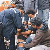 在荃灣地盤外追討欠薪的一名工人跌倒受傷。