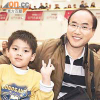 葉先生（右）帶同兒子（左）到來欣賞劉偉的表演，期望兒子能學得劉不屈不撓的精神。
