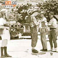 日軍投降後列隊接受搜身檢查。