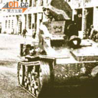 戰事期間，坦克在市面巡邏。
