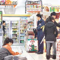 警員在遇劫便利店內調查。