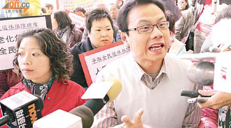 任亮憲（右）昨由黨友李偉儀（左）陪同下出席《城市論壇》。