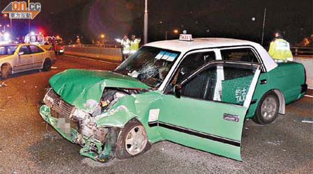 肇事車輛橫亘路中，碎片散滿一地。	（楊日權攝）