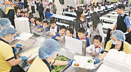 馬鞍山靈糧小學實施現場派飯，按學生體形分配飯餸分量。