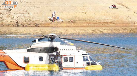 直升機急降城門水塘中央，機員跳水逃生。	（讀者鄧先生提供）
