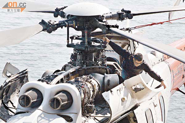 民航處專家打開肇事直升機機頂引擎檢查。