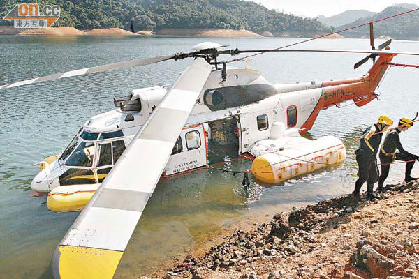 直升機由水塘中央漂浮至岸邊，機艙入水。 （曾志恒攝）