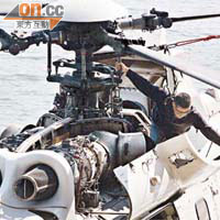 民航處專家打開肇事直升機機頂引擎檢查。
