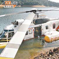 直升機由水塘中央漂浮至岸邊，機艙入水。	（曾志恒攝）