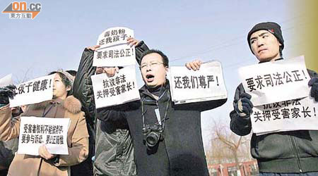 趙連海（右二）是否經已獲釋、現時身處何方、是否已跟家人團聚，外界一無所知。	（資料圖片）