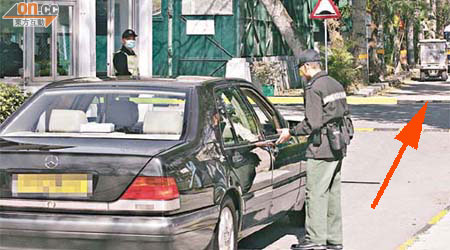 拒落車<br>包志雄坐在高爾夫球車（箭嘴示）上欲至閘口轉乘平治房車離開時，發現有記者在門外守候，堅持不下車。