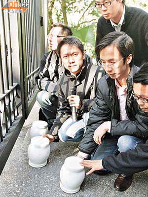 關注組成員擺放「骨灰龕」於政府總部門前抗議。	（高嘉業攝）