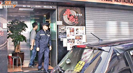 警員在遭爆竊餐廳調查。	（左錦鴻攝）