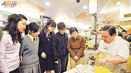 劉吳惠蘭（右二）與陳易希（右三）等小科學家，觀摩金茶王沖製奶茶。