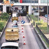 屯門公路近屯門市廣場交通繁忙，路政署封閉行車線卻無人施工，導致交通阻塞。