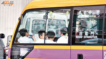 大型保母車司機位左邊，有多名沒有佩戴安全帶的學童橫坐。