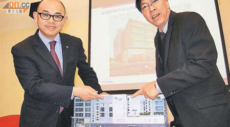 忻國元（左）表示，新國際郵件中心將大規模加入綠化。	（潘嘉寶攝）