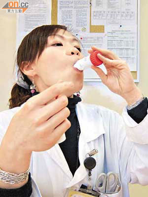 胡凱詩示範使用二合一的混合哮喘吸劑，較傳統吸劑容易掌握。