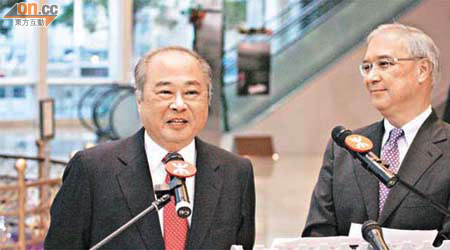 周松崗（左）昨宣布明年底退休，主席錢果豐（右）讚揚周任內表現卓越。	（霍振鋒攝）