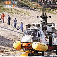 直升機吊起過程中，一直圍着隔油條，防止漏油污染水塘。