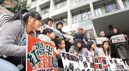 陳淑莊（右）與保育團體及學生在政府總部西座門外請願，反對拆卸西座改建商廈。	（高嘉業攝）